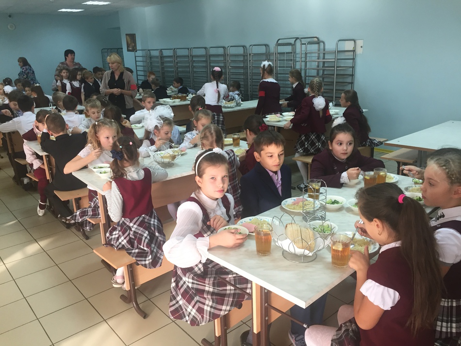 Начальник управления  образования Н.А. Гордеева на перемене питания в школе  № 72